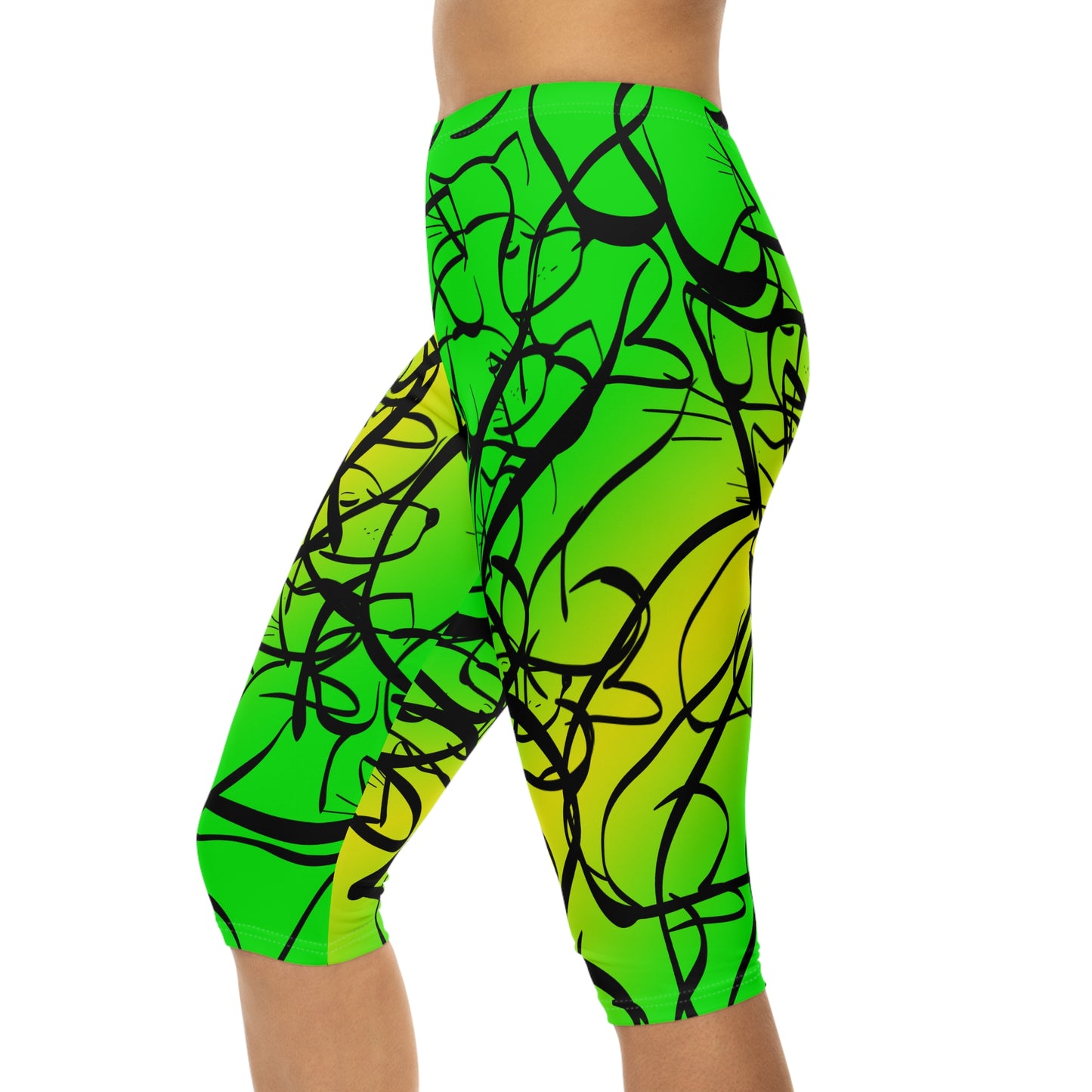 Dog and Cat on Green Women’s Capri Leggings (AOP)