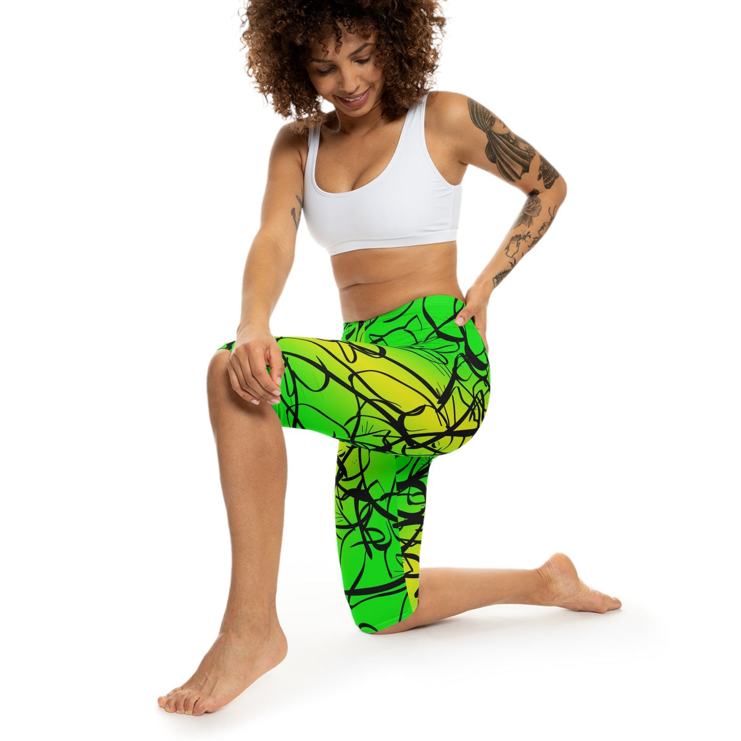 Dog and Cat on Green Women’s Capri Leggings (AOP)